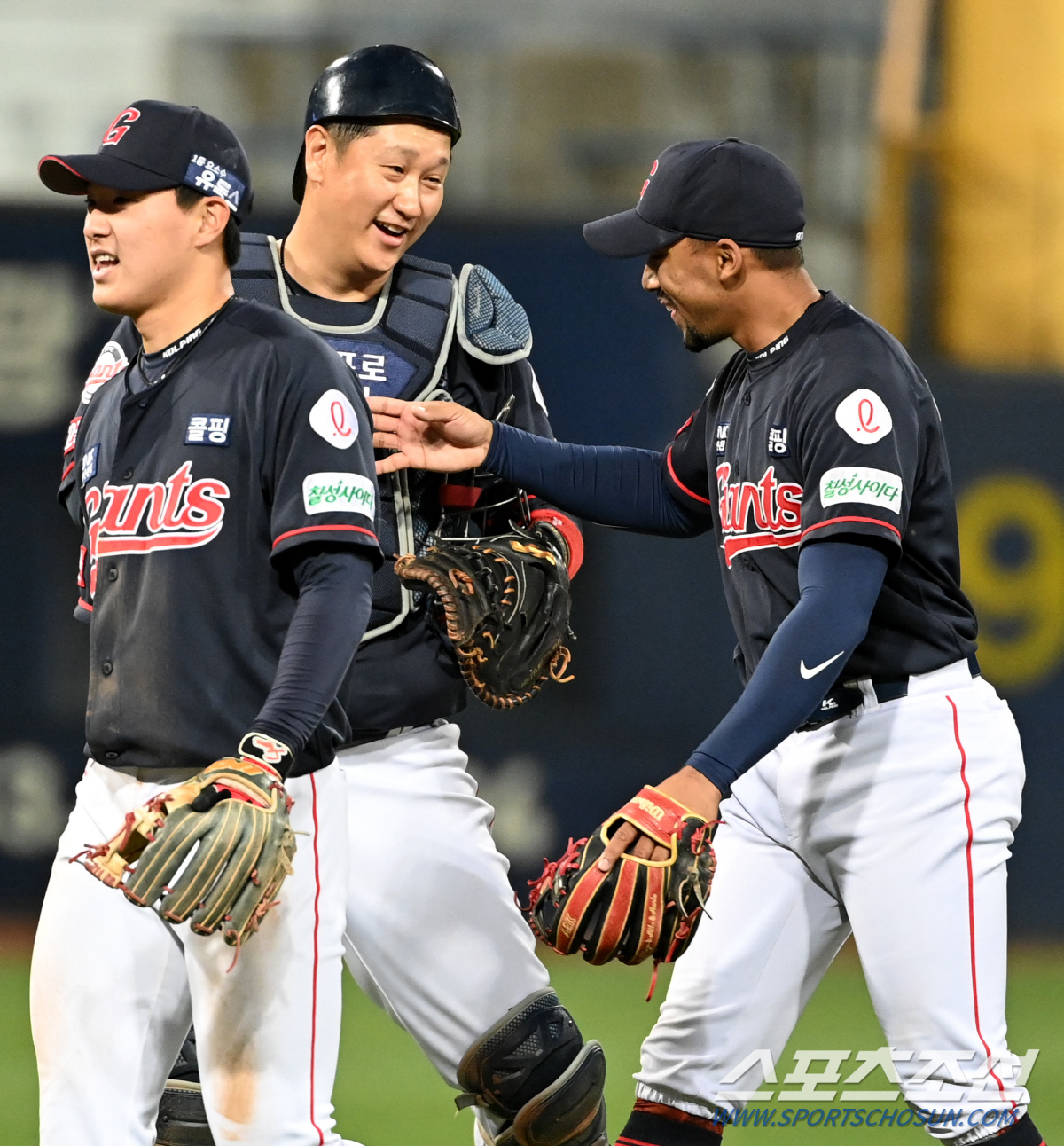 2021 KBO 리그 롯데 자이언츠와 삼성 라이온즈의 경기가 8일 대구 삼성라이온즈파크에서 열렸다.롯데가 9대8로 승리했다. 승리의 기쁨을 나누는 이대호와 선수들의 모습. 대구=허상욱 기자 wook@sportschosun.com/2021.05.08/