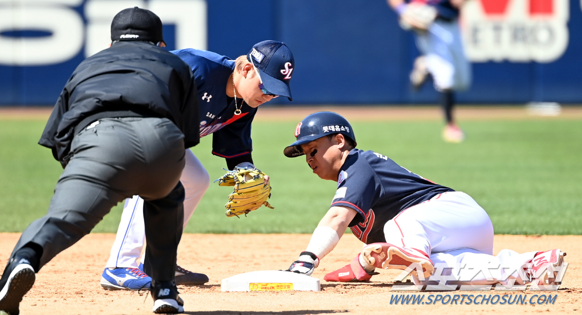 2021 KBO리그 롯데 자이언츠와 삼성 라이온즈의 경기가 9일 대구 삼성 라이온즈 파크에서 열렸다. 3회초 1사 1루, 롯데 안치홍 타석때 1루주자 손아섭이 2루 도루를 성공하고 있다. 대구=허상욱 기자 wook@sportschosun.com/2021.05.09/