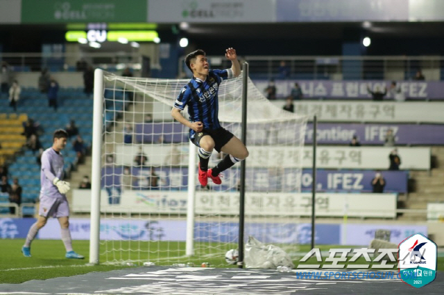 '신진호 프리킥 극장골'포항,인천과 1대1무...4G연속 무승부[K리그1 현장리뷰]