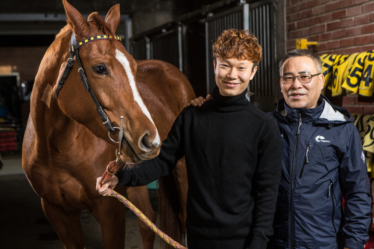 이혁기수와 아버지인 13조 이희영조교사. 사진제공=한국마사회