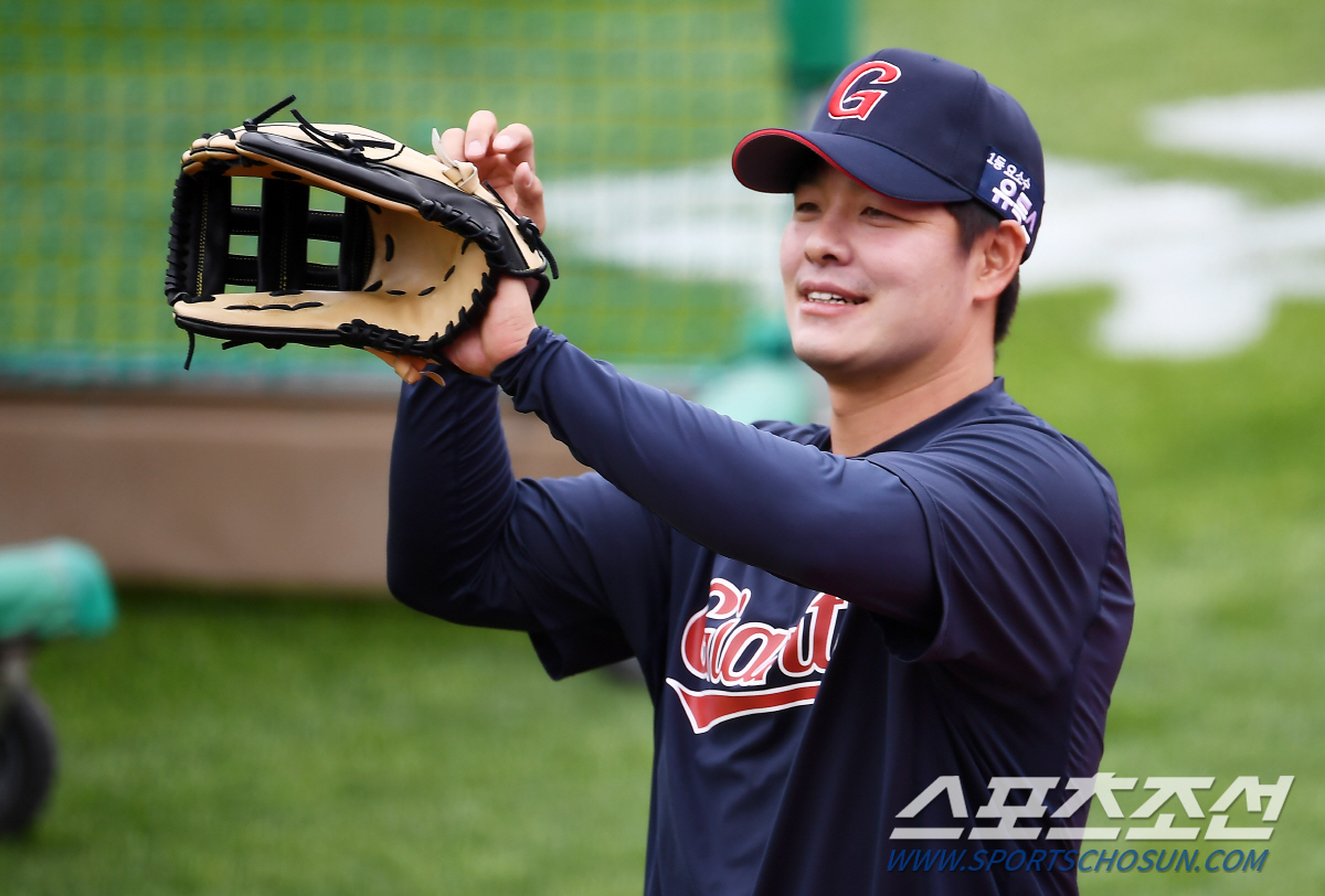 1군에 합류한 롯데 민병헌이 캐치볼을 하고 있다. 부산=박재만 기자 pjm@sportschosun.com/2021.05.26/