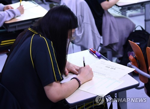 지난 3일 오전 서울의 한 고등학교에서 학생들이 문이과 통합 첫 수능 모의평가 시험 시작을 준비하고 있다. [연합뉴스 자료사진. 재판매 및 DB 금지]