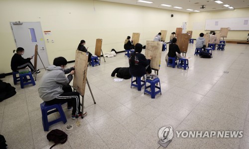 올해 1월 서울 지역 한 대학의 2021학년도 대입 정시모집 회화과 실기 고사에 응시한 수험생들이 입실해 있다. [연합뉴스 자료사진. 재판매 및 DB 금지]