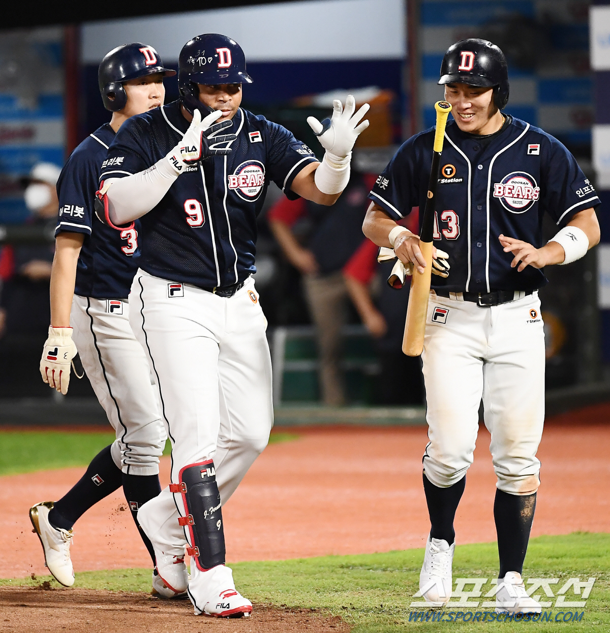 두산 페르난데스가 역전 스리런포를 날린 뒤 기뻐하고 있다. 부산=박재만 기자 pjm@sportschosun.com/2021.06.09/