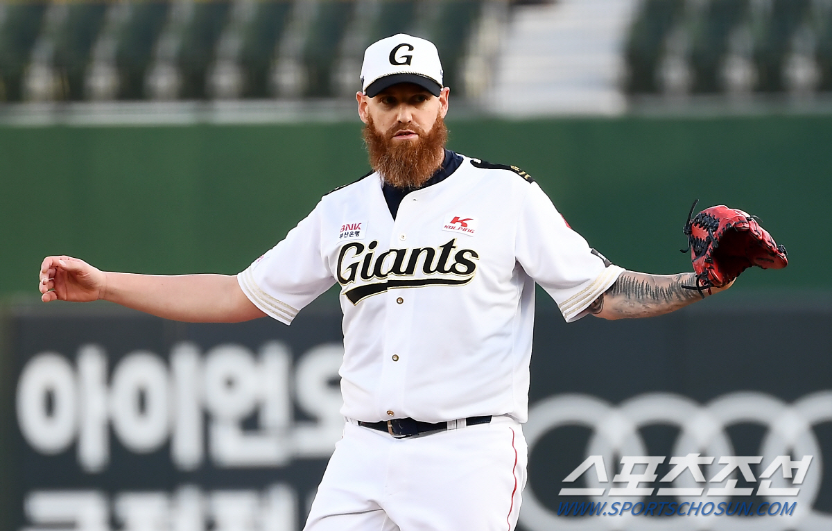 롯데 스트레일리가 숨을 고르고 있다. 부산=박재만 기자 pjm@sportschosun.com/2021.06.09/