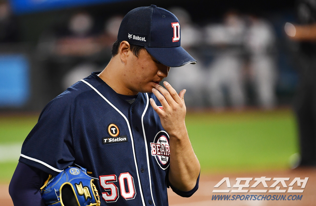 두산 이영하가 마운드에서 내려오고 있다. 부산=박재만 기자 pjm@sportschosun.com/2021.06.09/