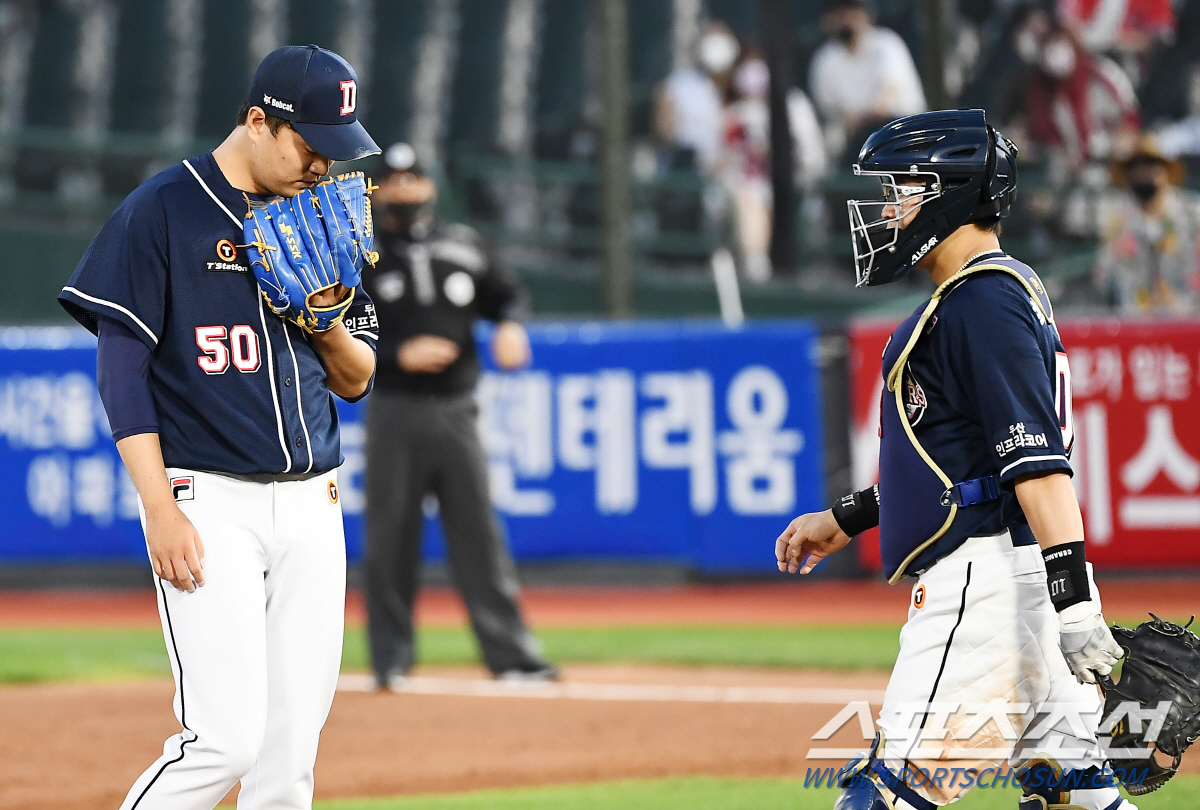 ‘문제는 제구’ 이영하, 두 달 만에 오른 마운드에서 스스로 무너졌다 [SC스토리]