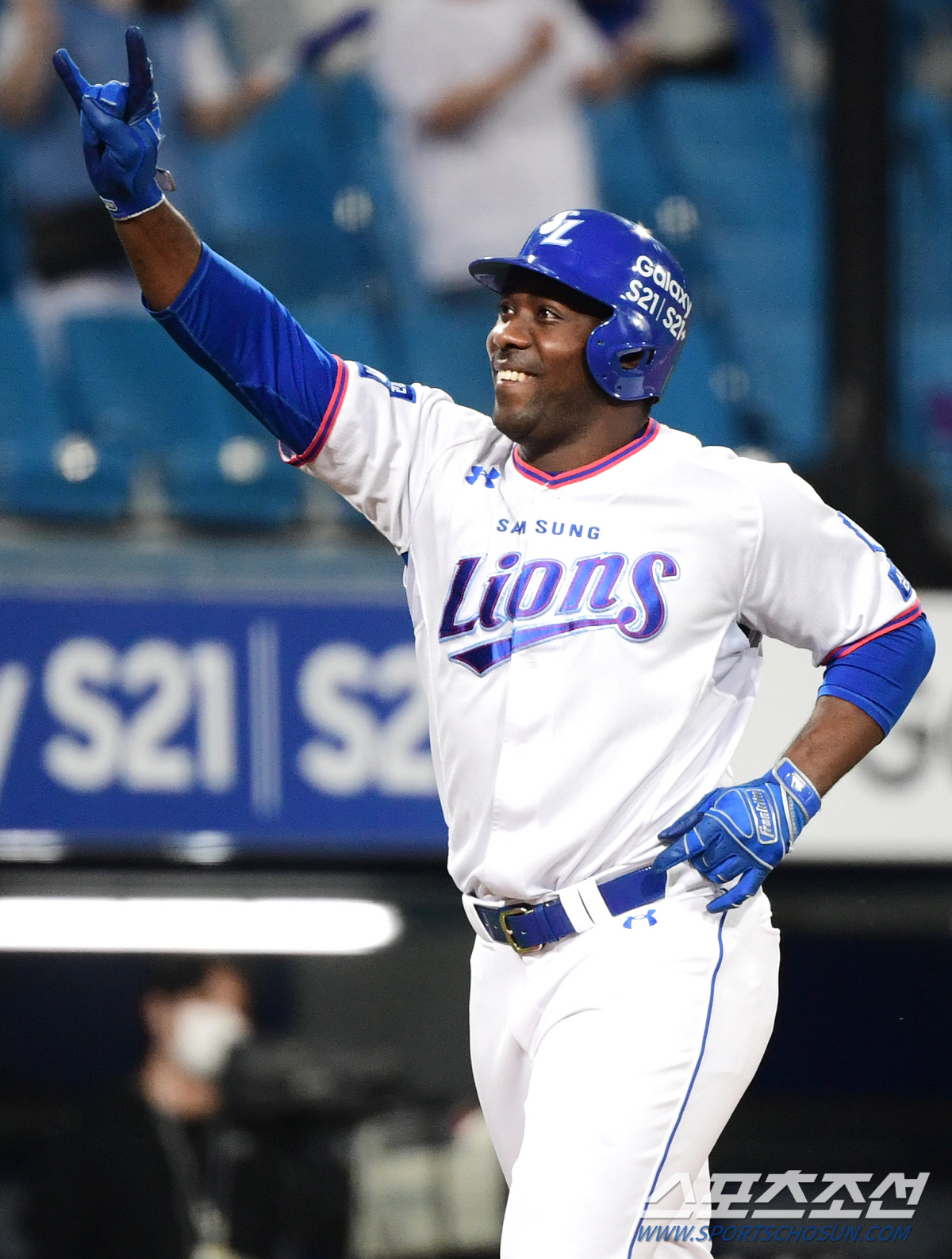 10일 대구 삼성라이온즈파크, KIA와 삼성 경기. 7회말 2사 1루 피렐라가 투런포를 치고 들어오며 관중석을 향해 세리머니하고 있다. 대구=정재근 기자 cjg@sportschosun.com/2021.6.10/
