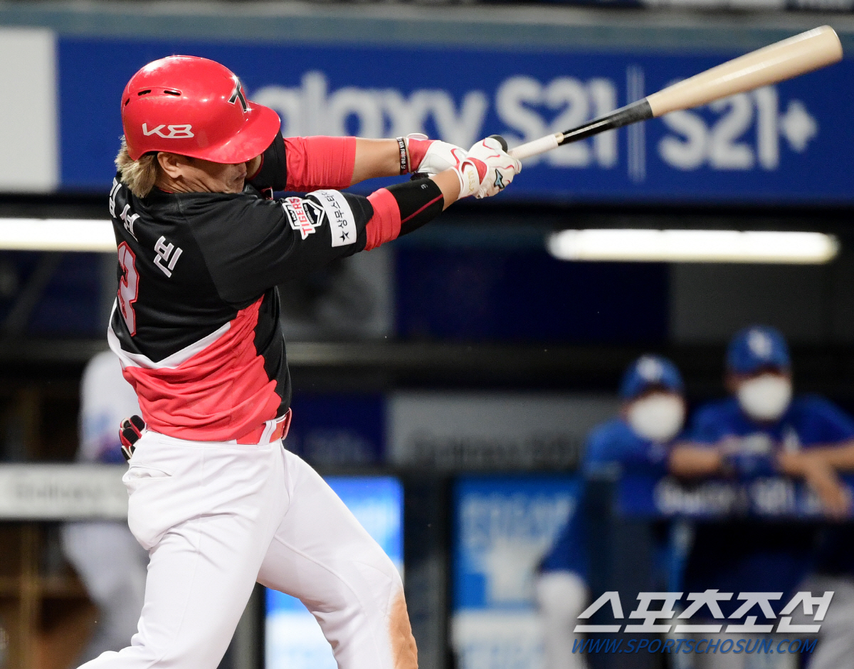 10일 대구 삼성라이온즈파크, KIA와 삼성 경기. 7회초 2사 1, 2루 김선빈이 안타를 치고 있다. 대구=정재근 기자 cjg@sportschosun.com/2021.6.10/