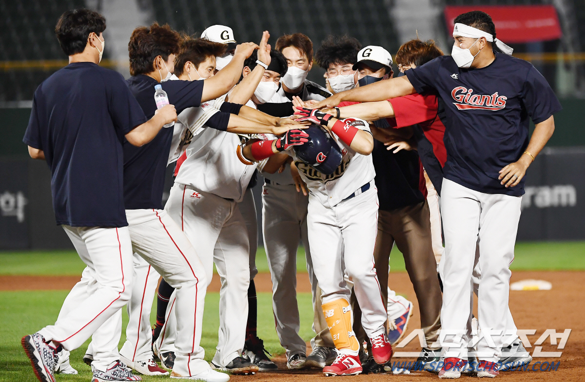2021 KBO리그 롯데 자이언츠와 두산 베어스의 경기가 10일 부산 사직구장에서 열렸다. 9말 2사 3루 롯데 손아섭이 끝내기 안타를 날린 뒤 선수들과 환호하고 있다. 부산=박재만 기자 pjm@sportschosun.com/2021.06.10/
