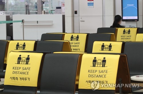 (영종도=연합뉴스) 임헌정 기자 = 1일 영종도 인천국제공항 1터미널 출국장에서 한 시민이 의자에 앉아 있다. 2021.6.1 kane@yna.co.kr