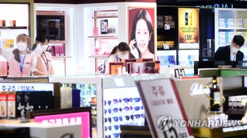 (영종도=연합뉴스) 코로나19 여파로 지난해 10월 말부터 운영이 중단됐던 인천국제공항 제1터미널 입국장면세점이 4일부터 영업을 재개했다. 사진은 면세점 직원들. 2021.6.4 [공항사진기자단] photo@yna.co.kr