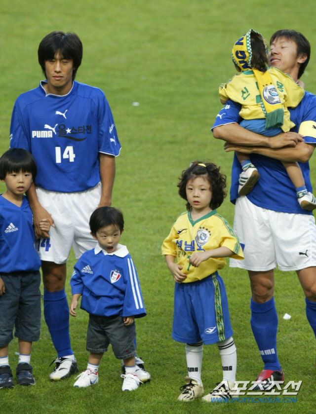 2003년 K리그 올스타전에 두 아들 신재원, 재혁과 함께 나선 성남 일화 선수 시절의 신태용.당시 다섯 살이던 장남 신재원은 2019년 FC서울에 입단했고, 두 살이던 차남 신재혁은 2021년 안산 그리너스에 입단해 '레전드' 아버지의 길을 따라걷게 됐다.. 스포츠조선 DB