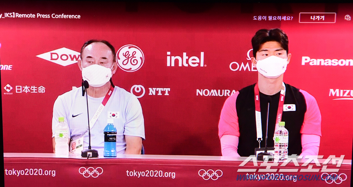 2020 도쿄올림픽 대한민국 축구 대표팀 김학범 감독가 이상민 (오른쪽)이 뉴질랜드와 본선 첫 경기를 하루 앞둔 21일 이바라키 가시마 스타디움에서 공식 기자회견을 하고 있다. 이날이 기자회견은 각국 취재진을 위해 온라인을 통해 실시간으로 방영되었다. 도쿄=최문영 기자 deer@sportschosun.com /2021.07.21/