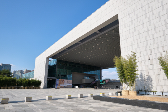 "안전하게 도심에 콕!" 빌딩숲 속 숨겨진 자연 만끽하며 걷는 '도보 여행' 인기