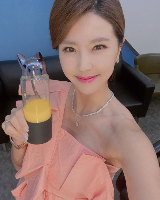 '주영훈♥' 이윤미, 딸 셋이나 낳았는데...가녀린 쇄골+동안 미모에 깜짝