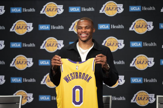 내년 시즌 NBA 톱 5 관전 포인트, 1위는 웨스트브룩 가세한 LA 레이커스 '빅3' 성공할까