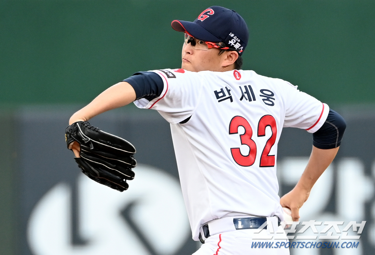 2021 KBO리그 두산 베어스와 롯데 자이언츠의 경기가 29일 부산 사직구장에서 열렸다. 롯데 선발투수 박세웅이 힘차게 공을 던지고 있다. 부산=허상욱 기자 wook@sportschosun.com/2021.08.29/