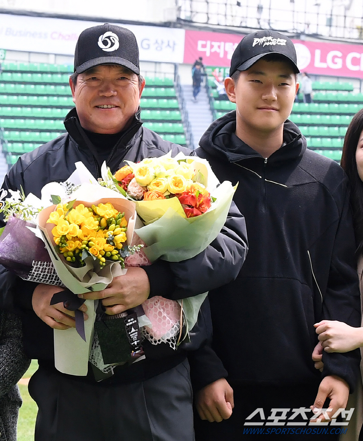 지난 2019년 4월 14일 잠실야구장에서 진행된 문승훈 심판의 2,500경기 출장기념 시상식에 함께한 문승훈 심판원과 아들 문정빈. 잠실=송정헌 기자