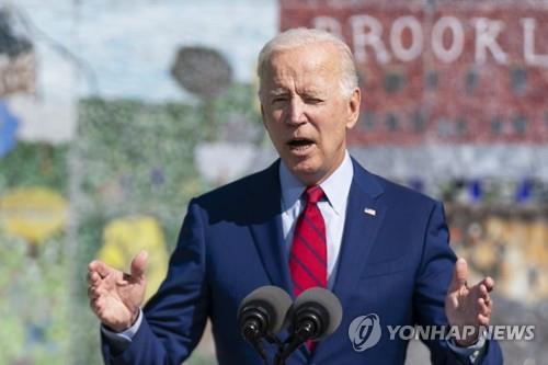 (워싱턴 AP=연합뉴스) 조 바이든 미국 대통령이 10일(현지시간) 청소년의 신종 코로나바이러스 감염증(코로나19) 백신 접종 촉구를 위해 워싱턴DC의 브루클랜드 중학교를 방문해 연설하고 있다.