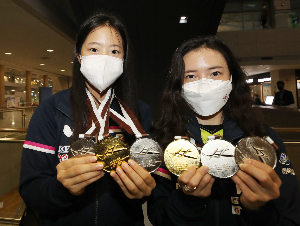 신유빈.전지희 '둘이서 메달이 여섯개'