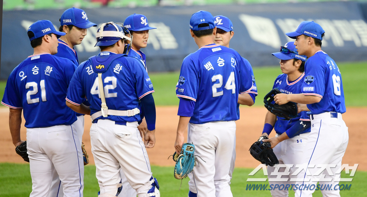 2021 KBO리그 두산베어스와 삼성라이온즈의 경기가 3일 서울 잠실야구장에서 열렸다. 삼성 마무리 오승환이 팀의 13대9 승리를 확정짓고 동료들과 하이파이브 하고 있다. 잠실=최문영 기자 deer@sportschosun.com /2021.10.03/
