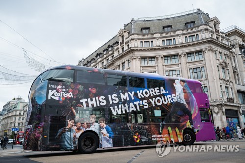 (서울=연합뉴스) 문화체육관광부는 잉글랜드 프로축구 토트넘 홋스퍼에서 활약하는 손흥민 선수가 출연한 한국 관광 홍보영상을 18일 한국관광공사 유튜브와 페이스북 계정 등에 올린다고 17일 밝혔다. 사진은 영국에서 손흥민 선수 대형 광고로 꾸민 이층 버스. 2021.10.17 [문화체육관광부 제공. 재판매 및 DB 금지] photo@yna.co.kr