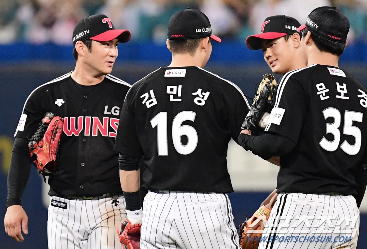 26일 대구 삼성라이온즈파크에서 삼성과 LG의 더블헤더 2차전 경기가 열렸다. 투수 교체 때 모인 내야수와 이야기를 나누는 이영빈의 모습. 대구=송정헌 기자 songs@sportschosun.com