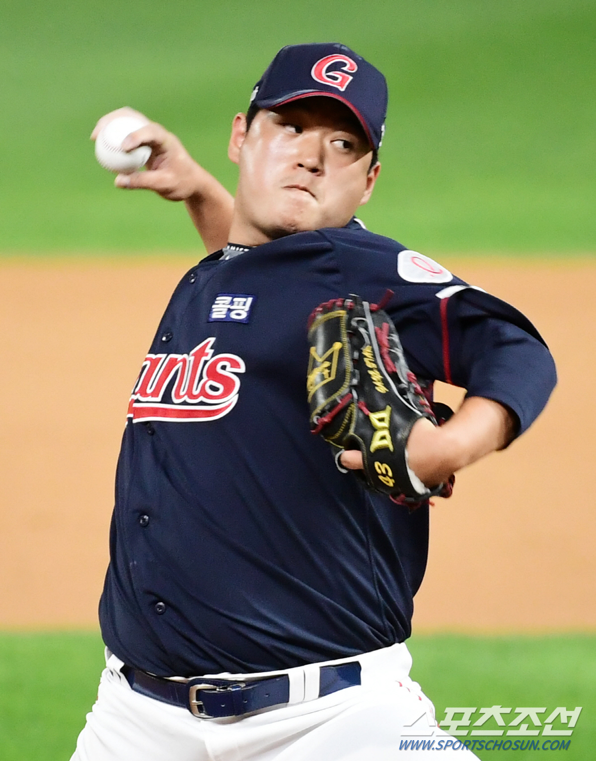 23일 인천 SSG랜더스필드에서 KBO리그 SSG와 롯데의 경기가 열렸다. 롯데 나균안이 힘차게 투구하고 있다. 인천=송정헌 기자 songs@sportschosun.com/2021.09.23/