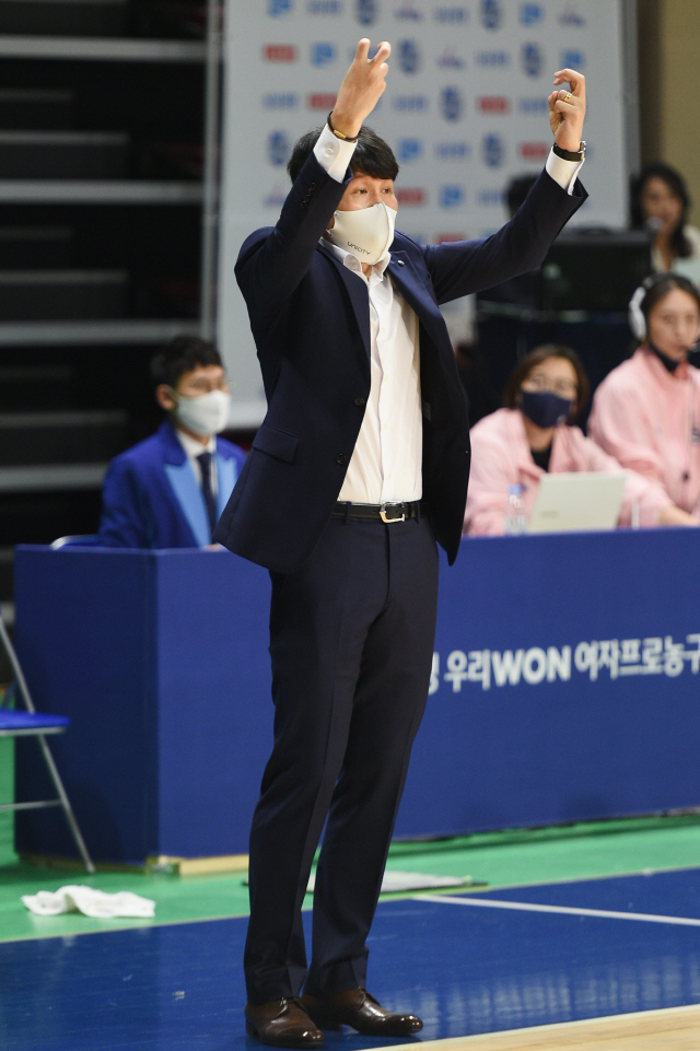 위성우 우리은행 감독, "생각 외로 잘 해줬다"