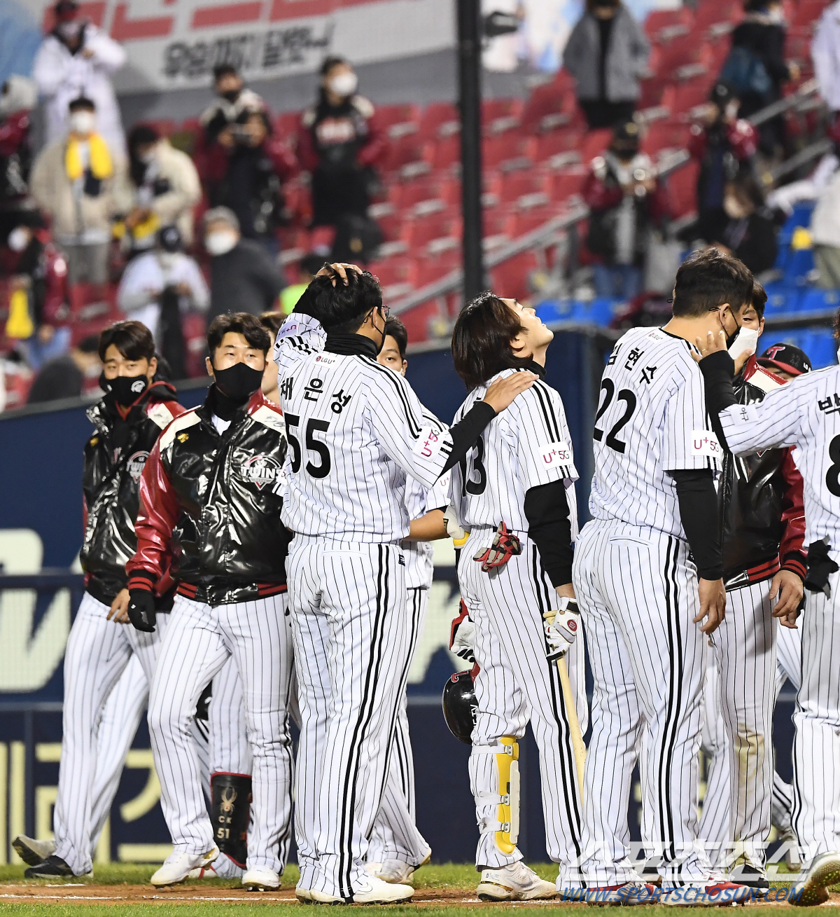 2021 KBO리그 LG 트윈스와 롯데 자이언츠의 경기가 25일 잠실구장에서 열렸다. 경기에서 4대4로 무승부를 기록한 LG 선수들이 아쉬워하고 있다. 잠실=박재만 기자 pjm@sportschosun.com/2021.10.25/