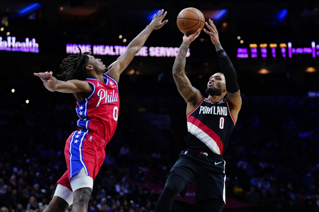 '우리는 릴라드를 원한다' 필라델피아 NBA 팬들이 원정팀 포틀랜드 에이스를 연호한 이유