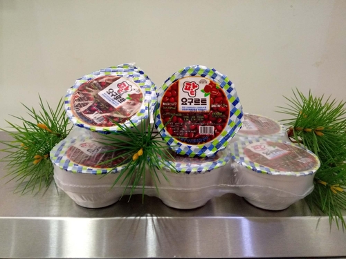 (평양 조선신보=연합뉴스) 재일본조선인총연합회 기관지 조선신보는 북한 내 음료 생산·판매 1위라는 '오일건강음료종합공장'이 만드는 음료를 7일 소개했다. 사진은 공장에서 생산한 팥 요구르트. 2021.11.7 [국내에서만 사용가능. 재배포 금지. For Use Only in the Republic of Korea. No Redistribution]