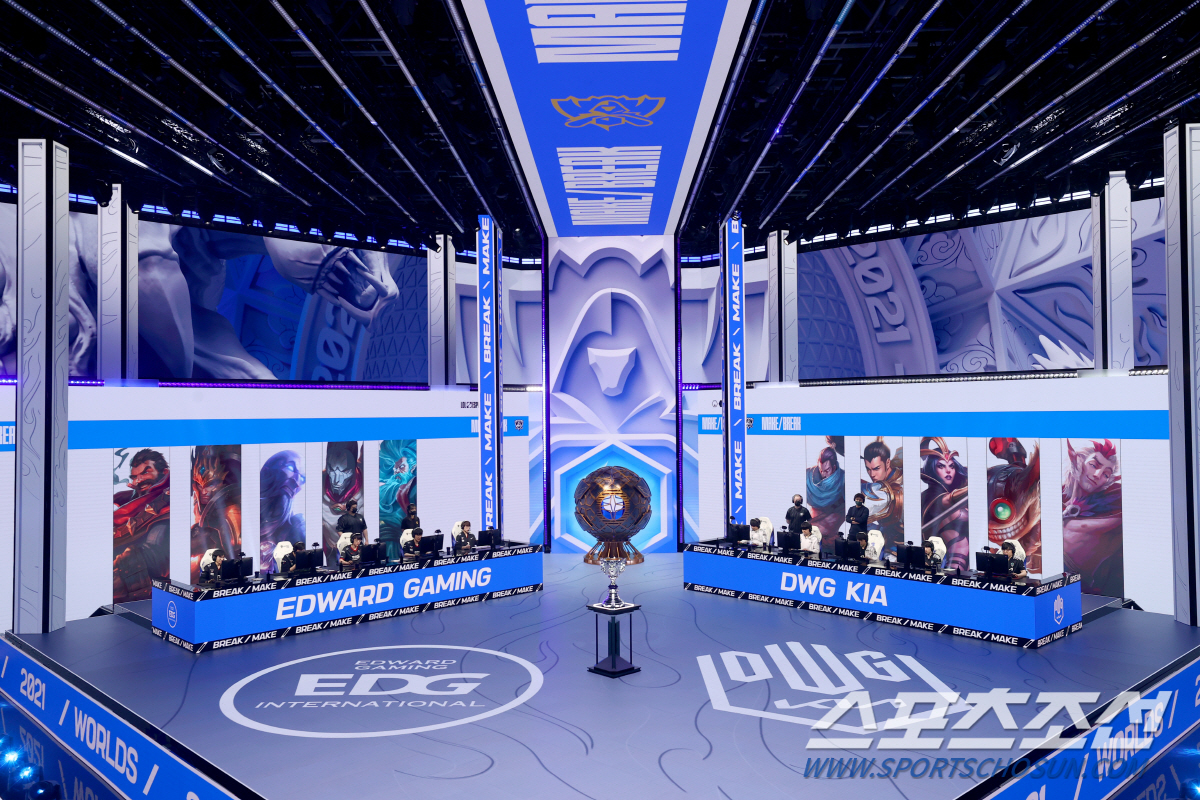 한국의 담원 기아와 중국의 EDG가 6일 아이슬란드 레이캬비크 뢰이가르달스회들 실내 경기장에서 '2021 리그 오브 레전드 월드 챔피언십' 결승전을 치르고 있다. 사진제공=라이엇게임즈