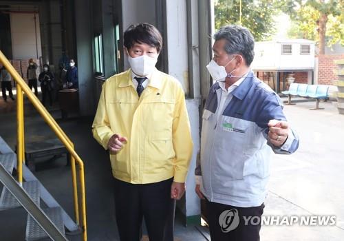 안경덕 고용노동부 장관이 지난 1일 오후 경기도 안산시의 한 외국인 근로자 고용 사업장을 방문해 시설을 살펴보고 있는 모습. [연합뉴스 자료사진]