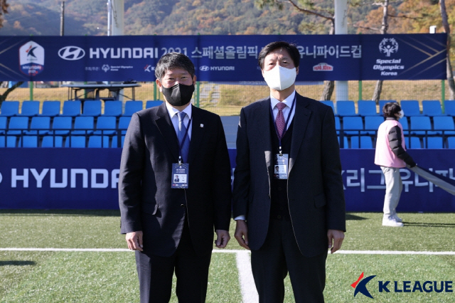 ◇스페셜올림픽코리아 이용훈 회장(왼쪽)과 한국프로축구연맹 한웅수 부총재. 사진제공=한국프로축구연맹