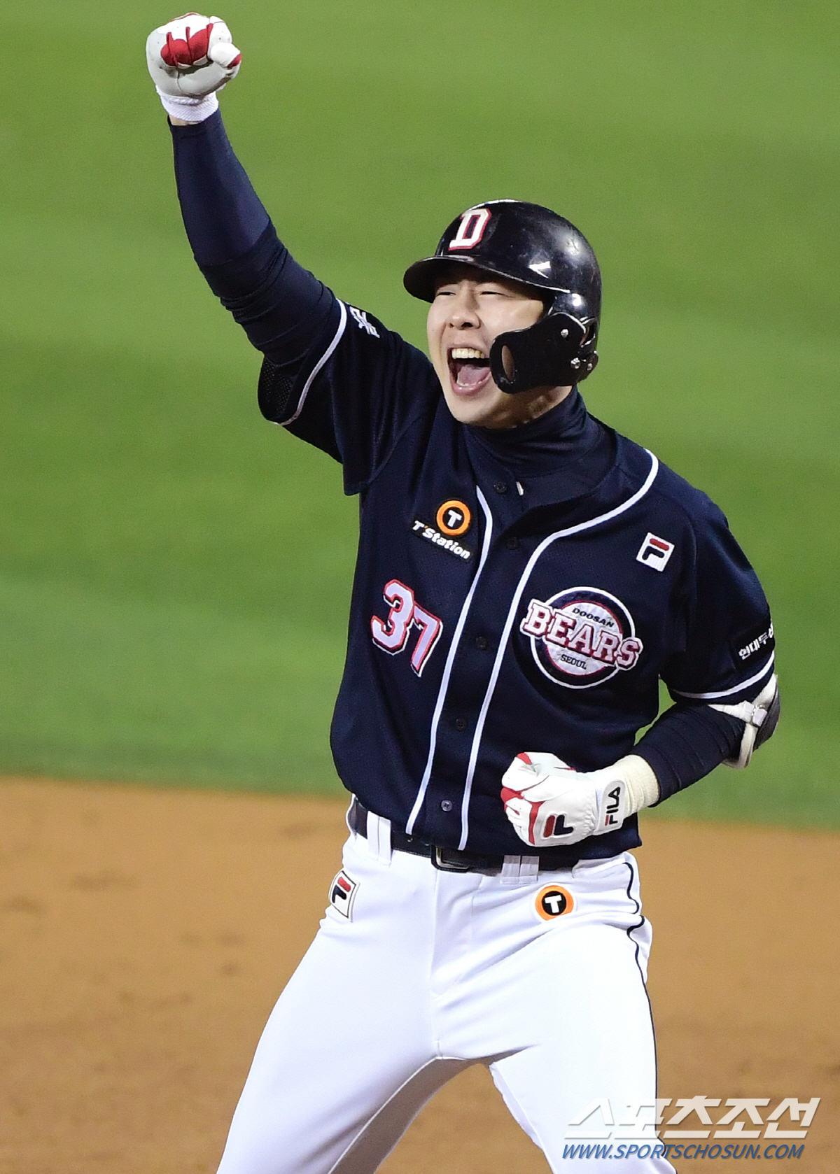 박건우가 1타점 적시타를 치고 나가 기뻐하고 있다. 잠실=정재근 기자 cjg@sportschosun.com/2021.11.4/