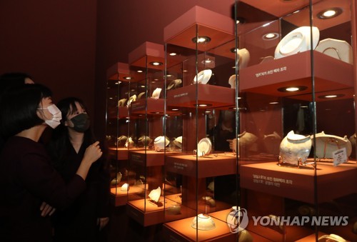 (서울=연합뉴스) 류효림 기자 = 30일 서울 종로구 국립고궁박물관에서 열린 '고궁연화, 경복궁 발굴·복원 30주년 기념 특별전' 언론 공개회에서 참석자들이 전시물을 살펴보고 있다.