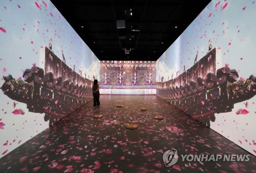 (서울=연합뉴스) 류효림 기자 = 30일 서울 종로구 국립고궁박물관에서 열린 '고궁연화, 경복궁 발굴·복원 30주년 기념 특별전' 언론 공개회에서 참석자들이 전시물을 살펴보고 있다.