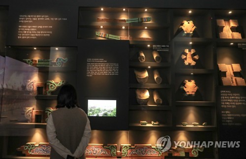 (서울=연합뉴스) 류효림 기자 = 30일 서울 종로구 국립고궁박물관에서 열린 '고궁연화, 경복궁 발굴·복원 30주년 기념 특별전' 언론 공개회에서 참석자들이 전시물을 살펴보고 있다.