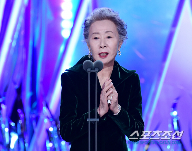 [애프터 청룡] "韓은 늘 좋은 콘텐츠가 있다"…'노배우' 윤여정, 기립박수 아깝지 않은 격조의 모두 발언