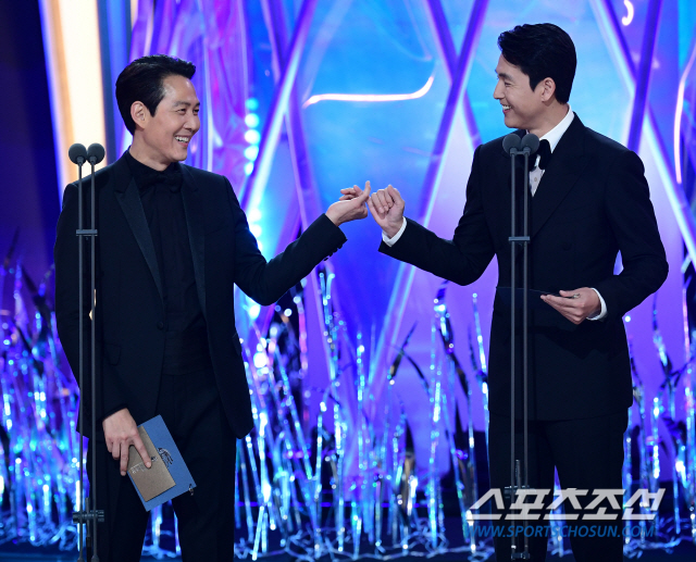[애프터 청룡]"우린 깐부잖아!"…이정재·정우성→송강호 톱스타 총출동, 시상자도 남달랐던 청룡