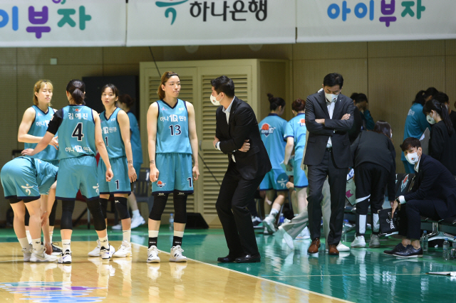 전반 9득점의 '참사' 기록한 하나원큐, 시즌 최저 승률 우려까지 제기