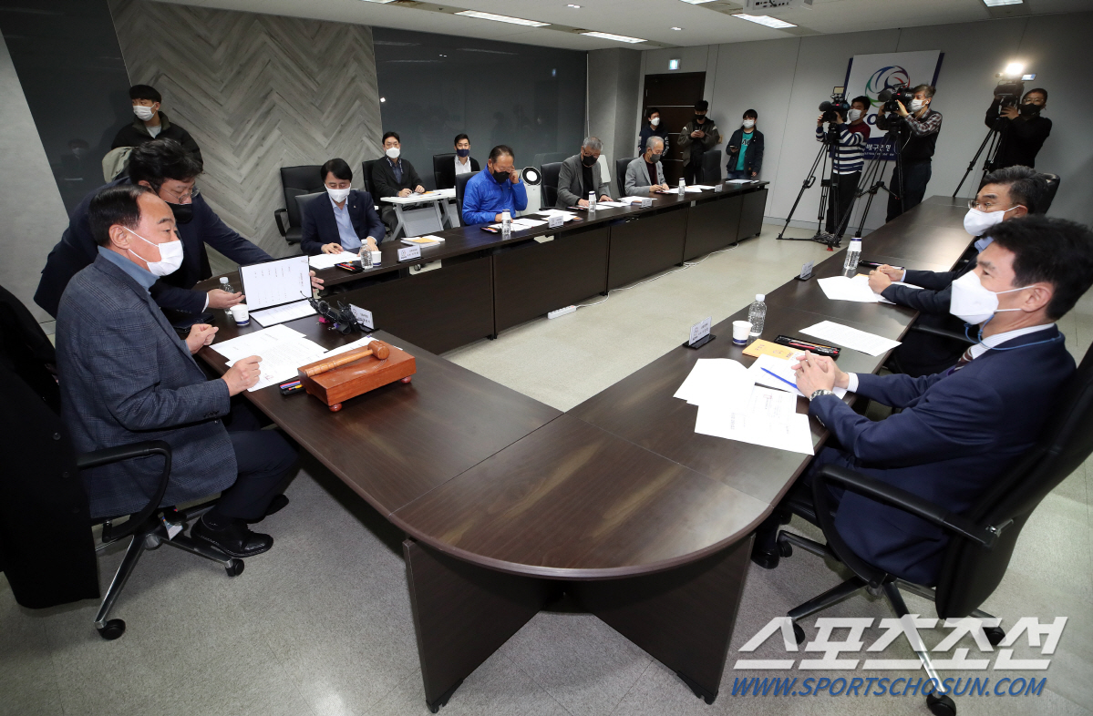 10일 오전 서울 상암동 KOVO(한국배구연맹)에서 여자배구 IBK기업은행 조송화 선수에 대한 상벌위원회가 열렸다. 조송화는 올 시즌 개막 후 팀을 두 차례 무단 이탈하며 논란을 일으켰다. 회의가 진행되고 있다. 상암동=송정헌 기자songs@sportschosun.com/2021.12.10/