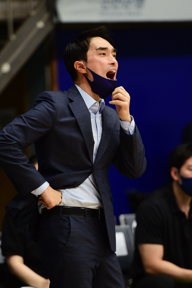 하나원큐에 대승 거둔 신한은행 구나단 감독대행, 경기 후 대노한 까닭은?