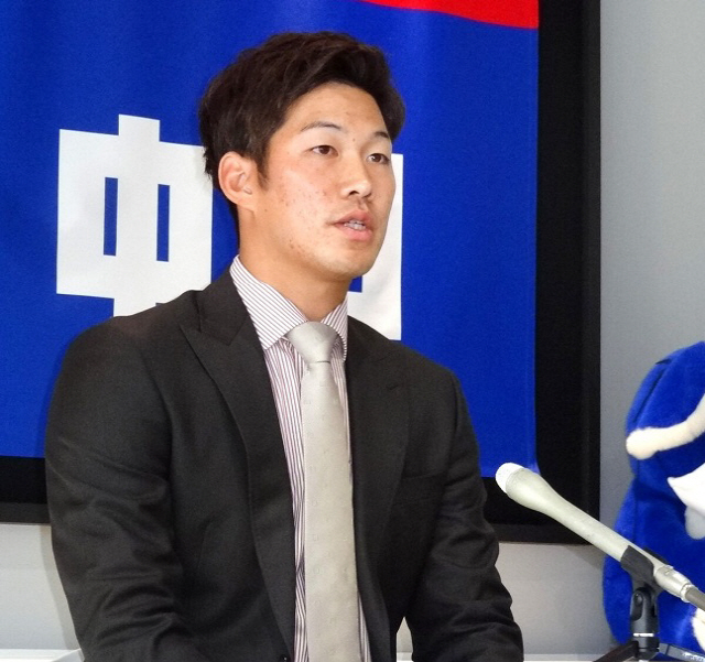 연봉 3천 삭감에 '떫은 표정' 제대로.. 2년 후 FA 두고 보자