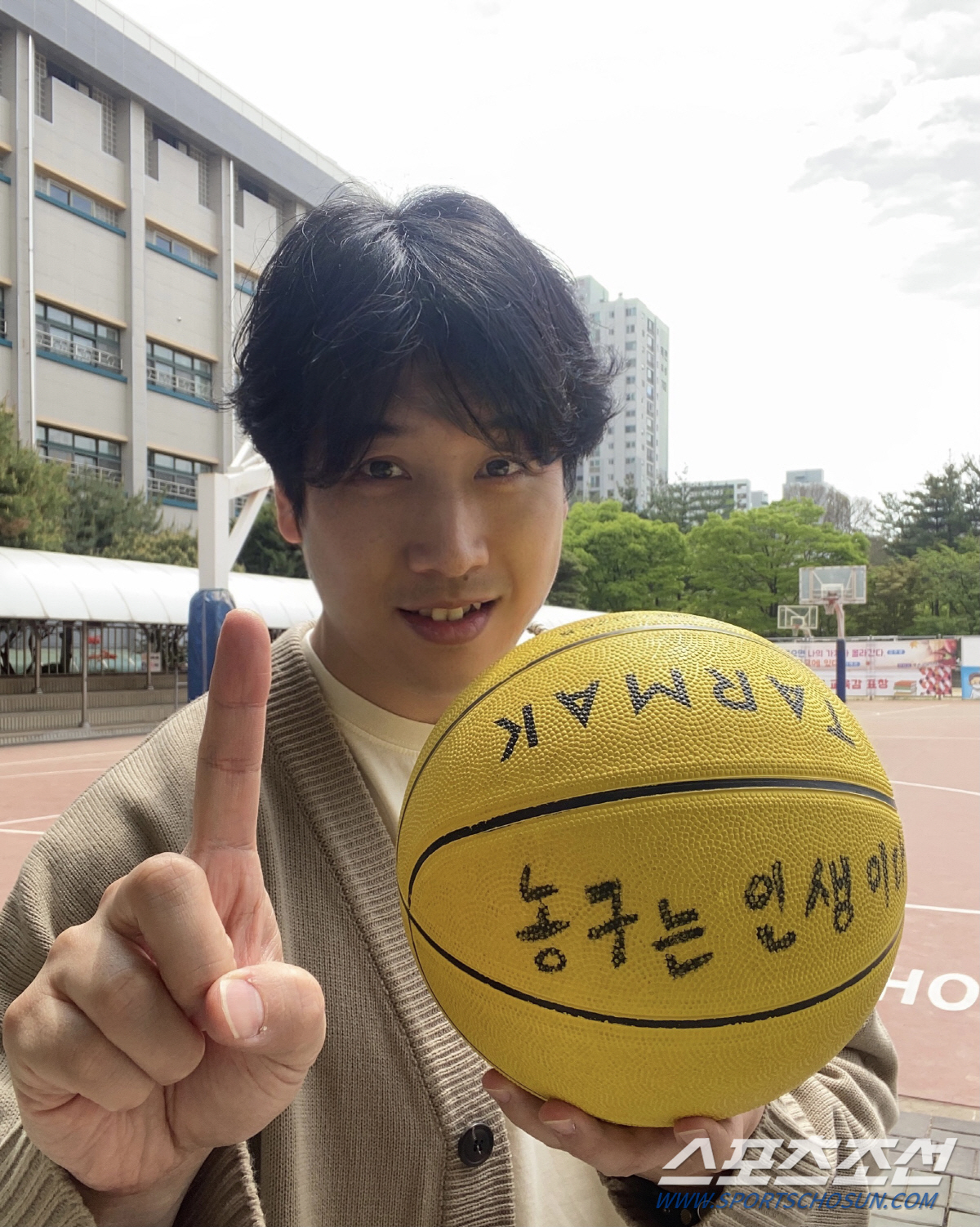 김정섭 선생님은 협동농구를 가르치며 "농구는 가장 큰 공으로 가장 작은 골대에 넣는 스포츠"라며 이를 통해 살아가는 법을 배운다고 강조한다. 사진제공=김정섭