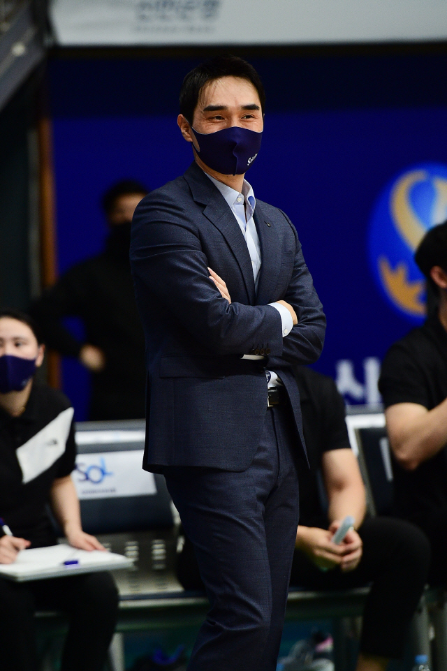 10승 고지 오른 신한은행 구나단 감독대행, "힘든 일정 잘 마쳤다"