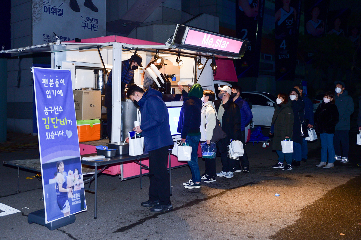 신한은행 김단비가 올스타전 팬 투표 6연 연속 1위를 달성한 기념으로 19일 인천도원체육관에 커피차 2대를 불러 팬들에게 따뜻한 커피를 대접하며 감사 인사를 전했다. 사진제공=WKBL