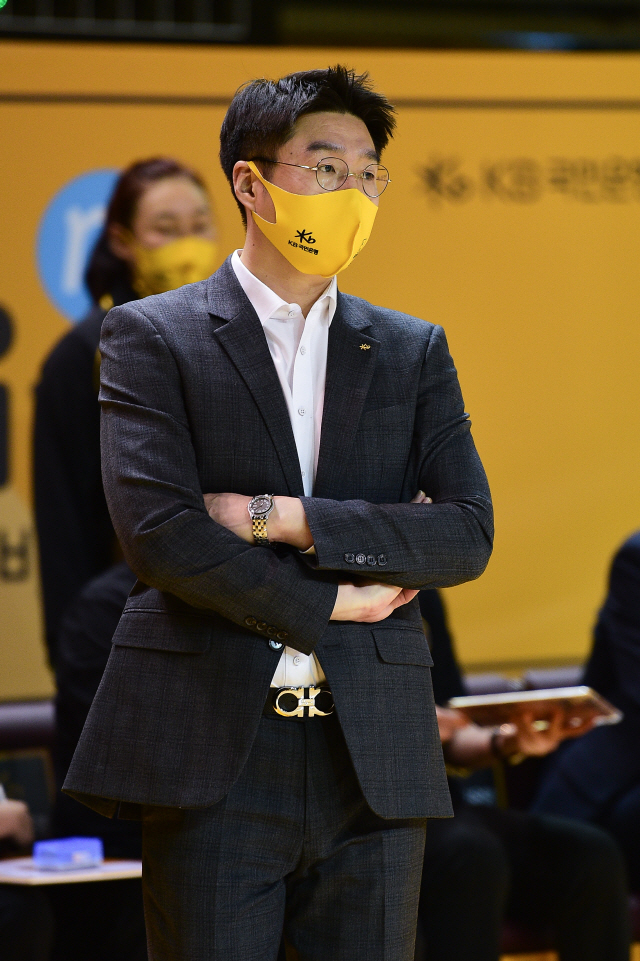 7연승 거두며 단독 1위 지킨 KB 김완수 감독, "BNK에 죄송한 마음이 있다"